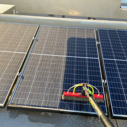 Servicii spalare a panourilor fotovoltaice cu peria